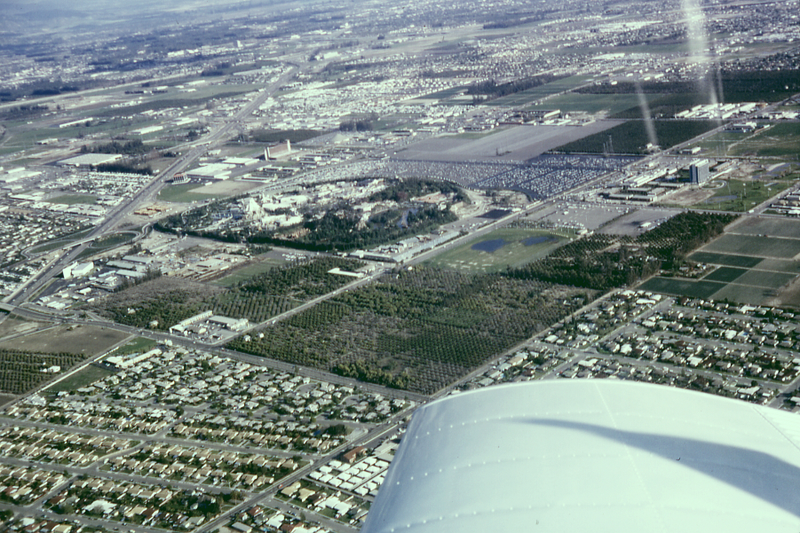Vista érea de la ciudad junto a Disneyland en 1960. Wikimedia Commons